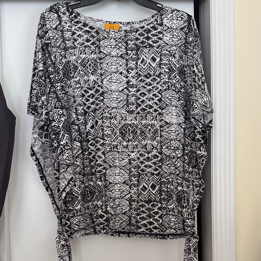 Black and White Geometric Patterned Top